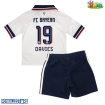 Bayern Munich Alphonso Davies #19 Bortedraktsett Barn 2026-27 Kortermet (+ Korte bukser)